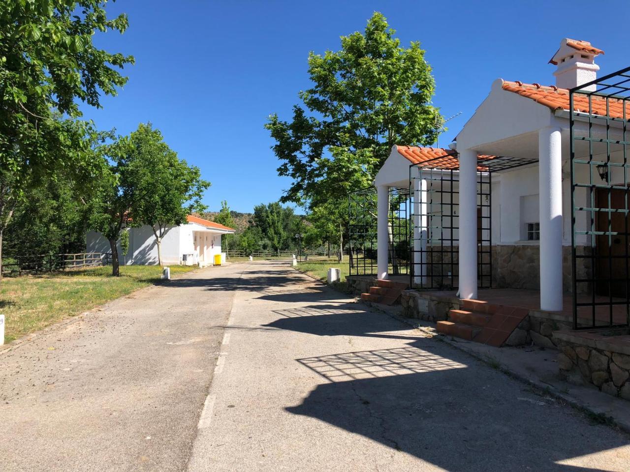 Bungalows Camping Los Ibores Hotel Castañar de Ibor Exterior foto